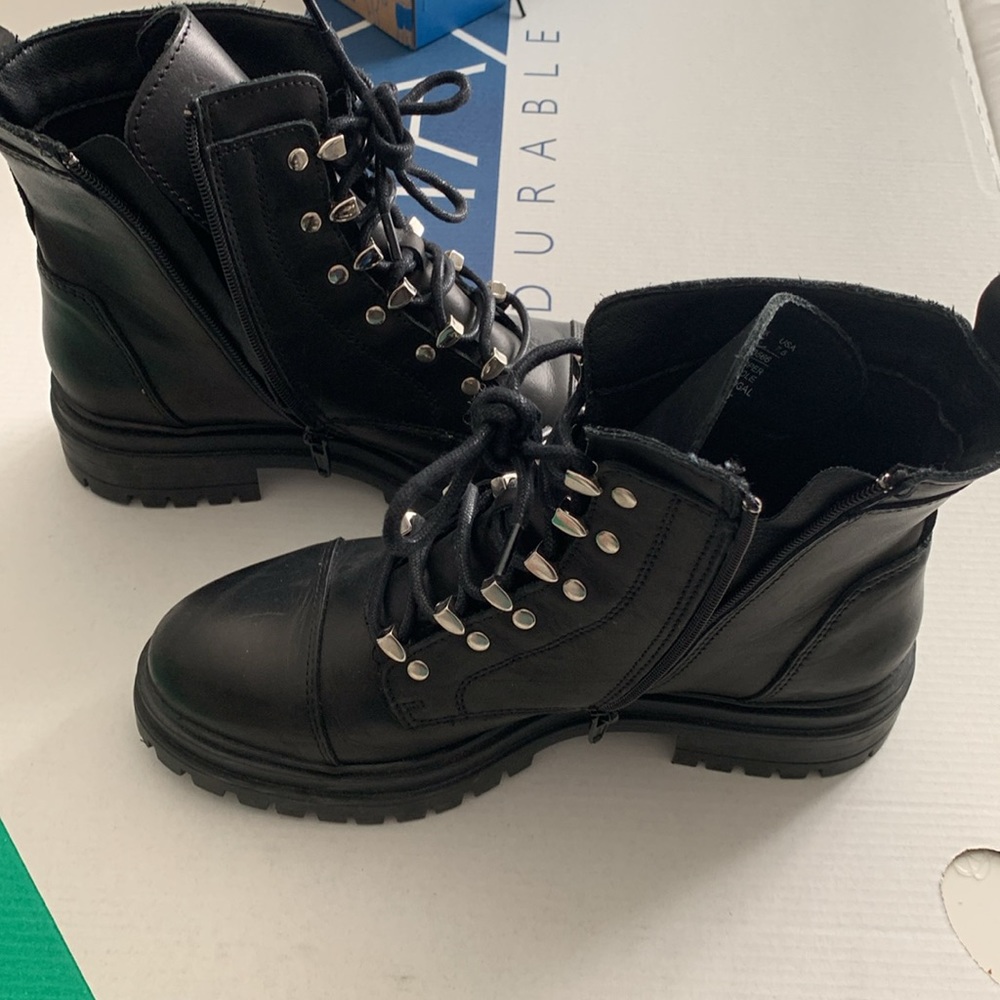 Chabers black size 7.5 leather upper lace-up combat boot with silver hardware - Picture 8 of 9
